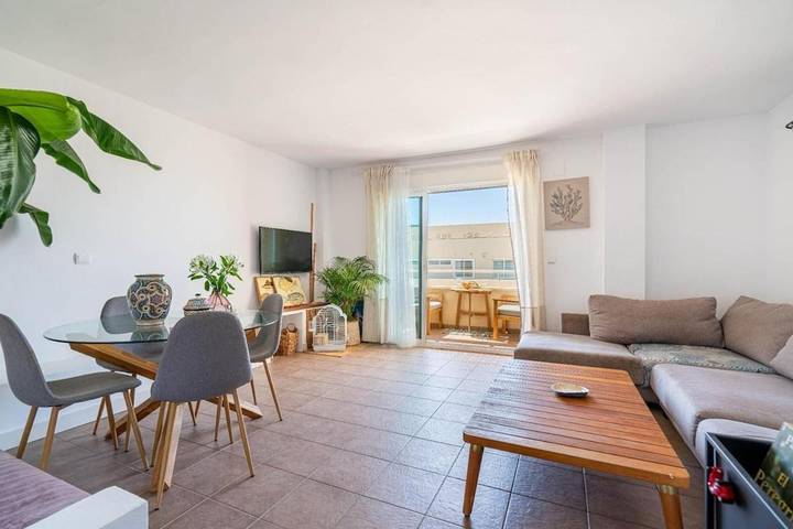 Apartamento para 4 personas, con terraza y jardín además de vistas y piscina en Retamar