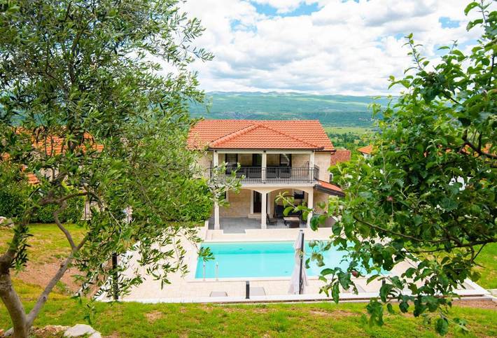 Ferienhaus für 8 Personen, mit Pool und Garten sowie Ausblick