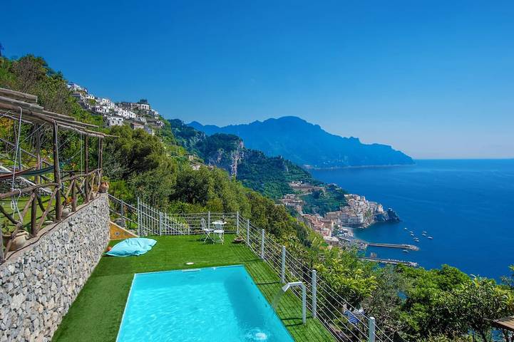 Villa for 21 people, with balcony and hot tub as well as yard in Amalfi
