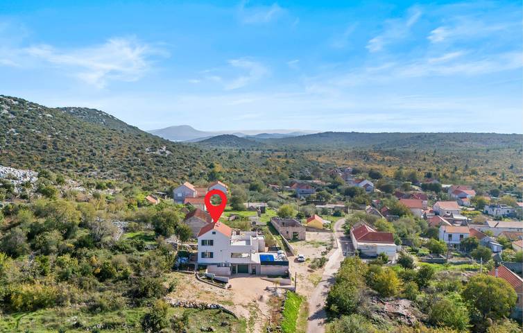 Geräumige 2-Zimmer-Wohnung mit Pool und Terrasse, 2,5 km vom Fluss Guduča entfernt in Raslina, Šibenik-Knin