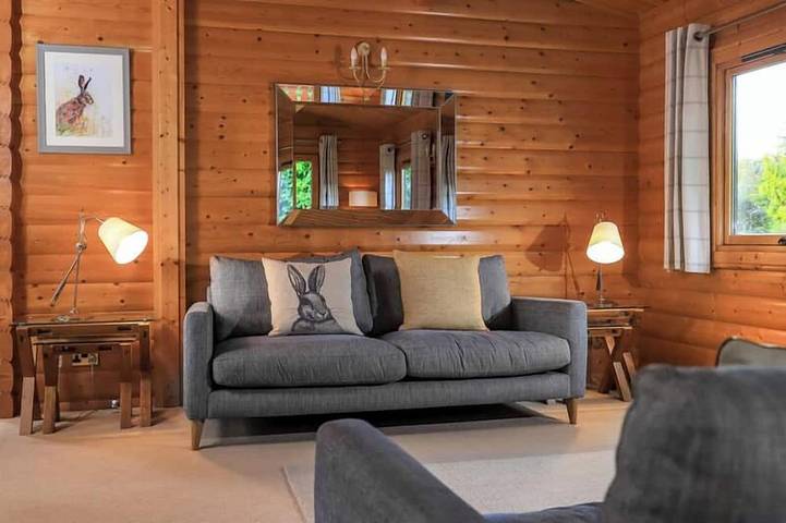 3 Bedroom, 5 star, award winning Lodge with luxurious hot tub (sleeps 6) in Hursley, South-Downs