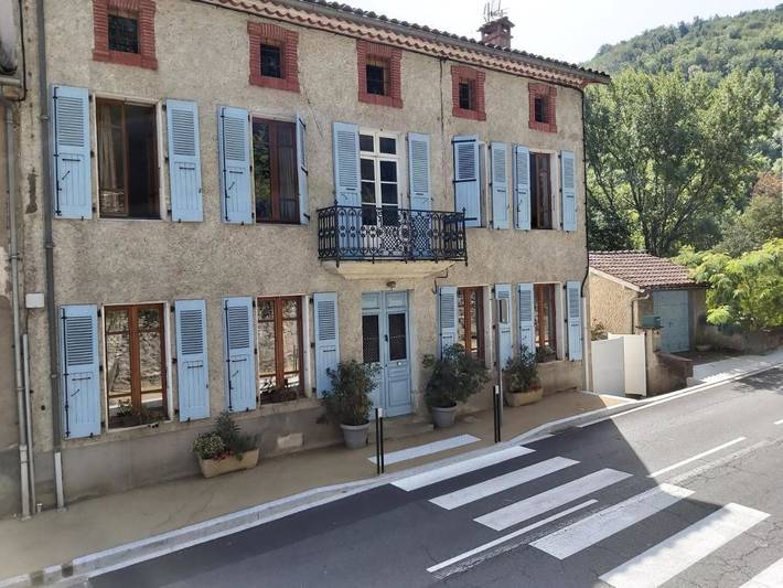 Gîte pour 2 personnes, avec Terrasse et Jardin ainsi que Piscine et Vue à Burlats