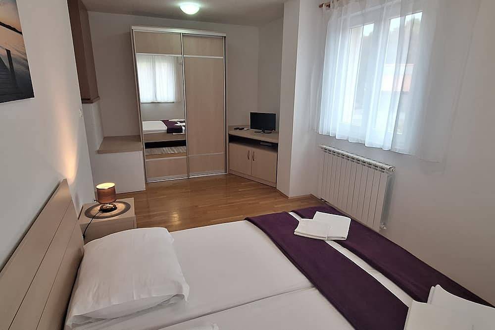 Villa Gudelj, 30m from the beach, air-conditioned, kayaks, bicycles, heated pool in Milna, Brac