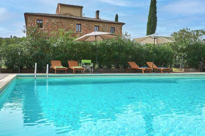 Agriturismo per 6 persone, con terrazza e piscina nonché giardino in Torrita di Siena
