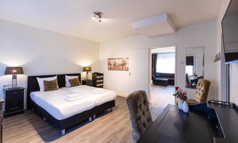 Hôtel pour 4 personnes, avec jardin ainsi que terrasse et vue à Lisse - 2