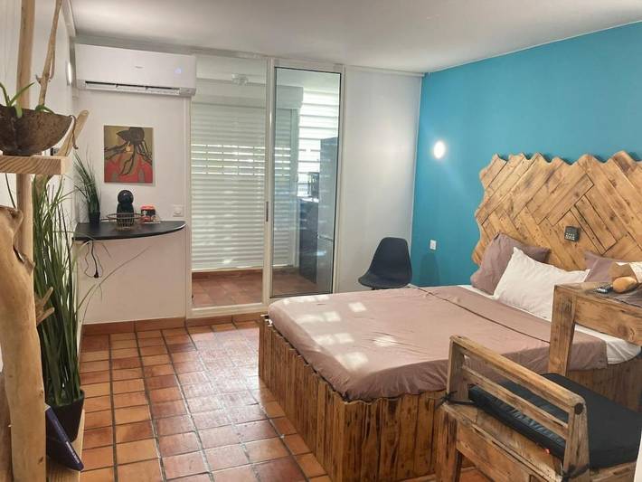 Gîte pour 2 personnes, avec vue ainsi que terrasse et piscine, animaux acceptés dans Anse de Tartane - 2