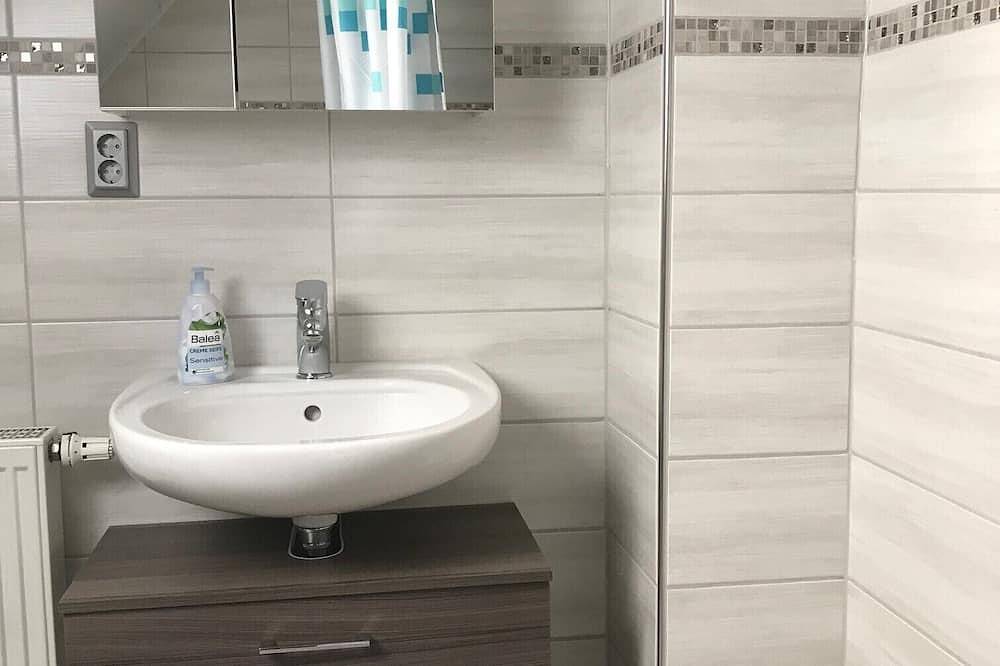 Ganze Wohnung, Moderne Nichtraucher-Ferienwohnung mit Balkon, Wlan und Parkmöglichkeit in Steinwiesen, Frankenwald