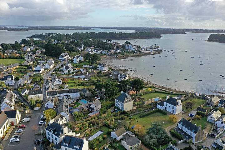 Location de vacances pour 8 personnes, avec vue ainsi que jardin et piscine dans Plage de Locmiquel - 2