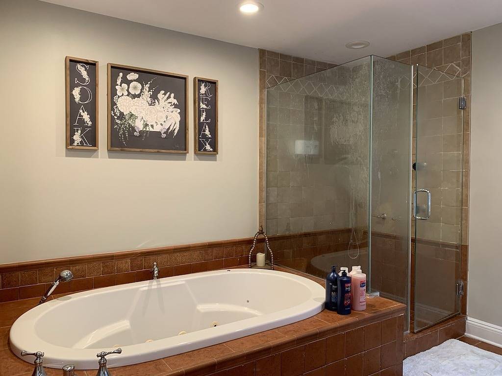 5Br Retreat with Private Pool • Sleeps 15 • 20 Minutes to the Hamptons in Mastic, North Fork