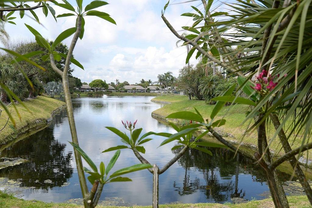 Ganze Wohnung, Aktualisiert Bella Vista Condo On Carlin Park - Gehentfernung zum Strand in Jupiter, Palm Beach County