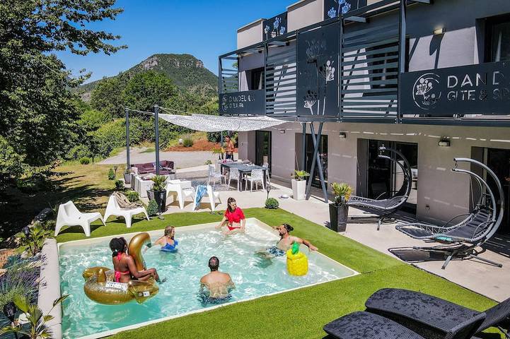 Villa pour 10 personnes, avec jacuzzi ainsi que sauna et jardin dans l' Aveyron