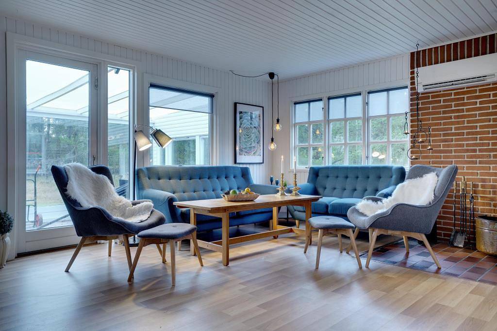 Dejligt feriehus beliggende på stor grund som er omkranset af nåletræer. in Henne, Filsø See