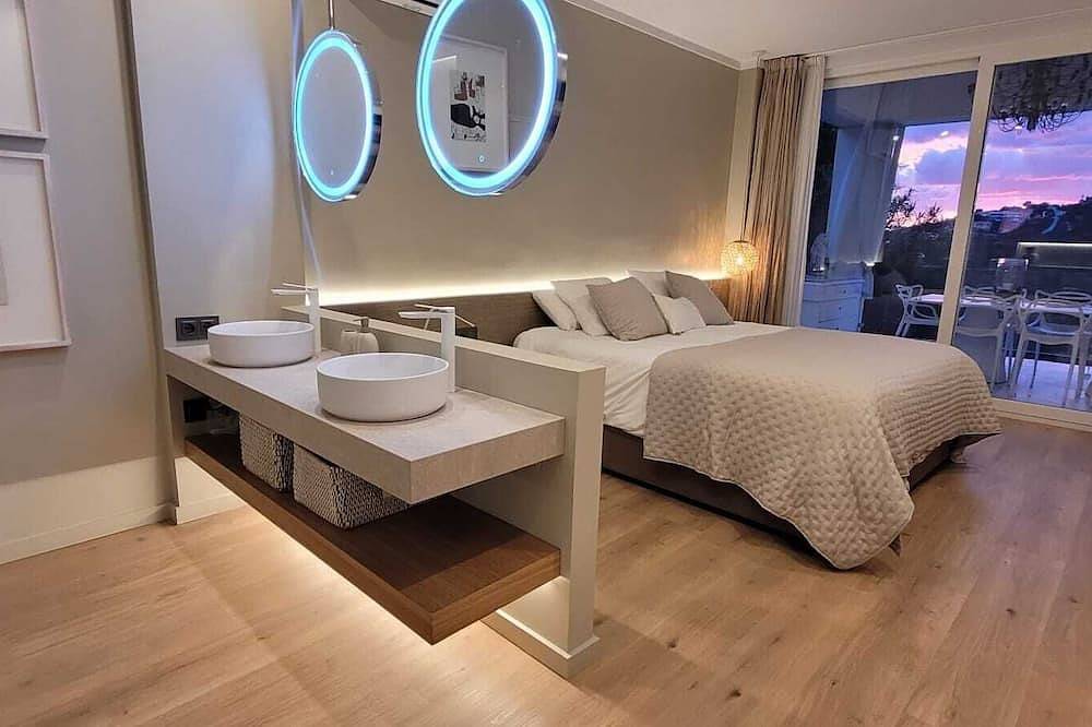 Luxusvilla mit Spa und beheiztem Pool. Panoramablick auf das Meer und Golf in Cas Catala, Calvià