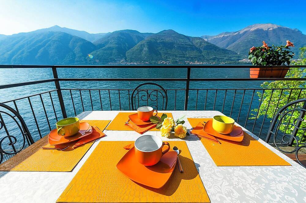 Ganze Wohnung, Geschmackvoll möblierte 3-Zimmer-Wohnung in direkter Seelage mit Pool und Privatstrand in Lezzeno, Comer See