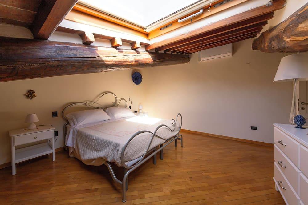 Entire apartment, Elegant apartment with panoramic terrace in the historic heart of Pistoia in Pistoia, Pistoia Province