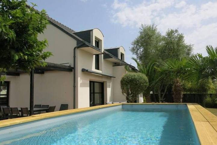Maison de vacances pour 8 personnes, avec terrasse ainsi que piscine et jardin à Theix