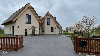 Ferienhaus für 8 Personen, mit Pool und Ausblick sowie Garten und Sauna, mit Haustier auf Rügen