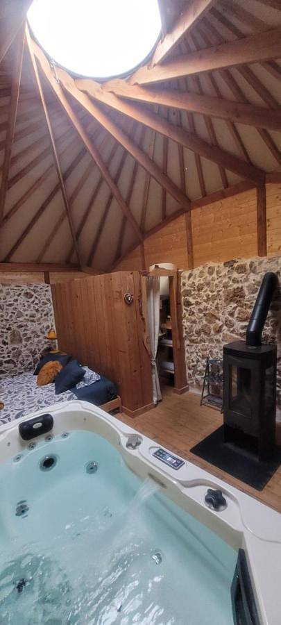 Lodge with Exterior Hot Tub in Saint-Maximin-la-Sainte-Baume, Région de Brignoles