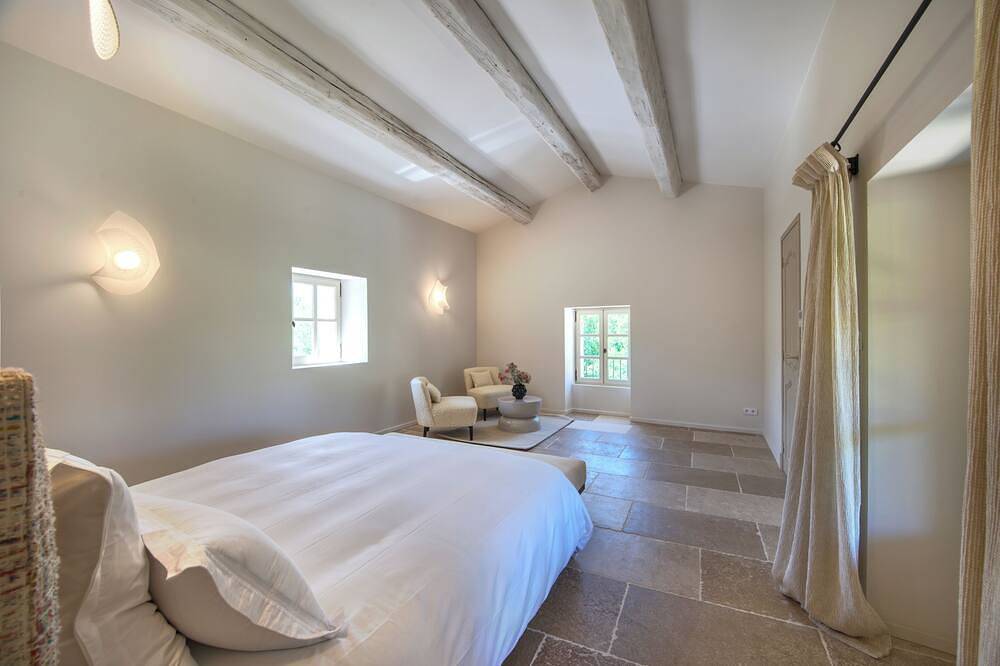 Completely renovated modern farmhouse in Ménerbes in Ménerbes, Parc naturel régional du Luberon