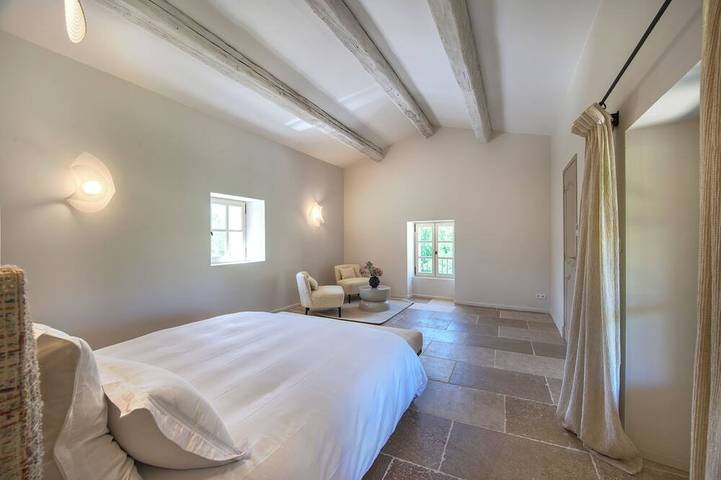Completely renovated modern farmhouse in Ménerbes in Ménerbes, Parc naturel régional du Luberon