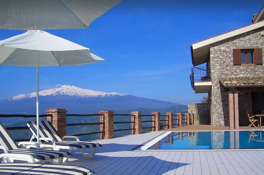 Villa con piscina in posizione tranquilla. Viste uniche del mare, Etna, Taormina in Castelmola, Provincia di Messina
