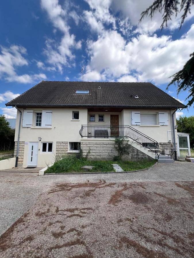 Appartement entier, Studio Platanes 4 - Proche Disneyland - Parking gratuit - Meaux in Meaux, Seine-et-Marne