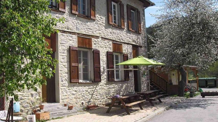 Gîte pour 2 personnes, avec vue et jardin dans Verdaches