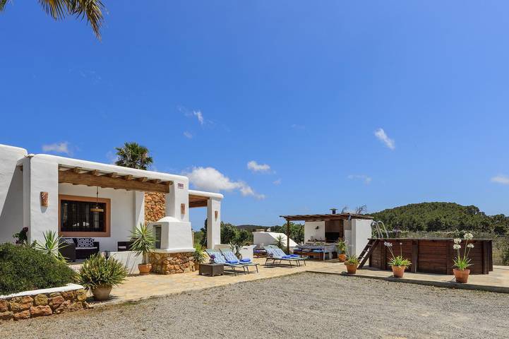Cheap villa for 6 people in Ibiza