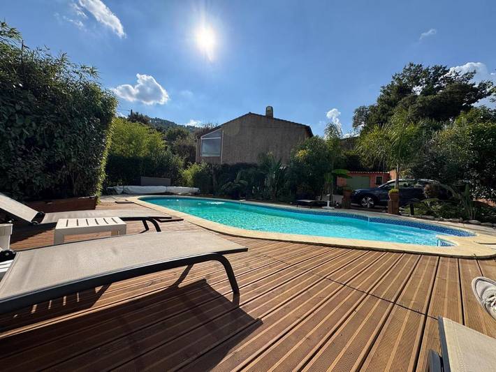Location de vacances pour 4 personnes, avec vue ainsi que terrasse et piscine à Les Mayons - 3