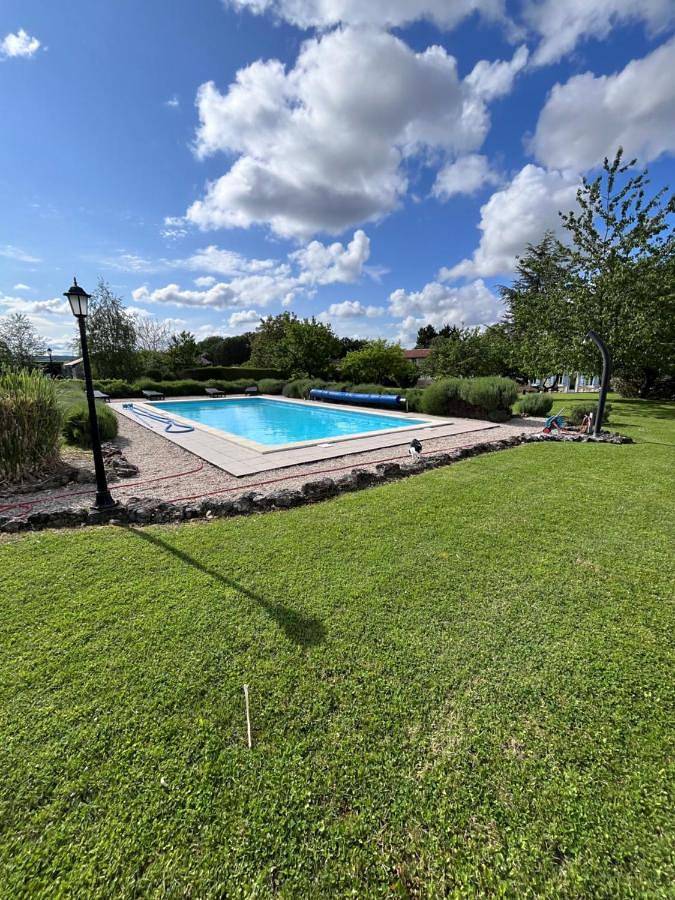 Location de vacances pour 6 personnes, avec jardin ainsi que piscine et vue, animaux acceptés à Juignac - 3