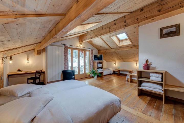 Hôtel pour 3 personnes, avec terrasse ainsi que sauna et jacuzzi