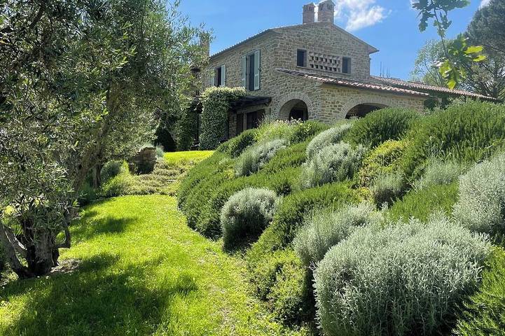Casa de campo familiar perfecta para 12 personas con una impresionante piscina infinita y un gran jardín in Montone (Italia), Valtiberina
