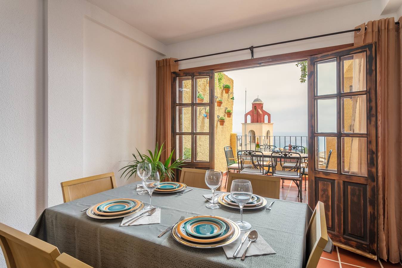 Ferienhaus 'Sol de Mar' mit Meerblick, Gemeinschaftspool und Wlan in El Campello, Costa Blanca