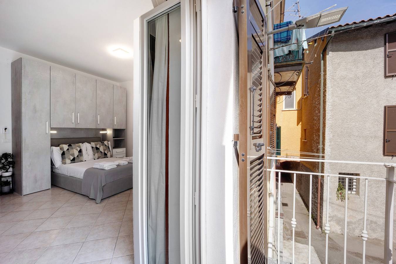 Entire studio, Studio 'Edda's Apartment' with Balcony, Wi-Fi and Air Conditioning in Altare, Savona Province