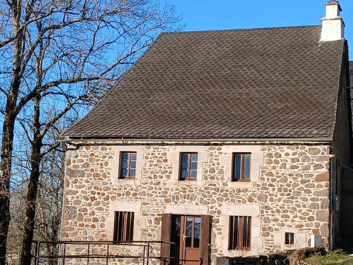 Gîte pour 3 personnes, avec jardin ainsi que vue et terrasse à Montgreleix