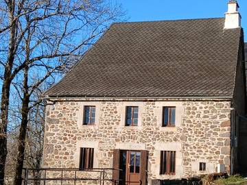 Gîte pour 3 personnes, avec vue ainsi que terrasse et jardin à Montgreleix