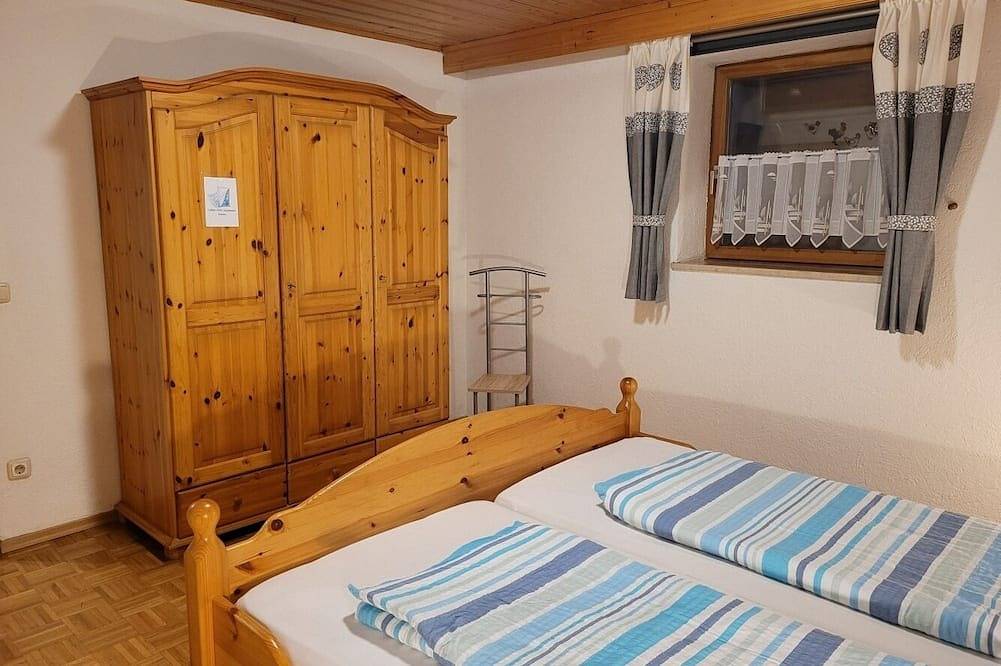 Ganze Wohnung, Gemütliche, ebenerdige Ferienwohnung (60 qm) mit zwei Schlafzimmern in Neunburg vorm Wald, Naturpark Oberpfälzer Wald