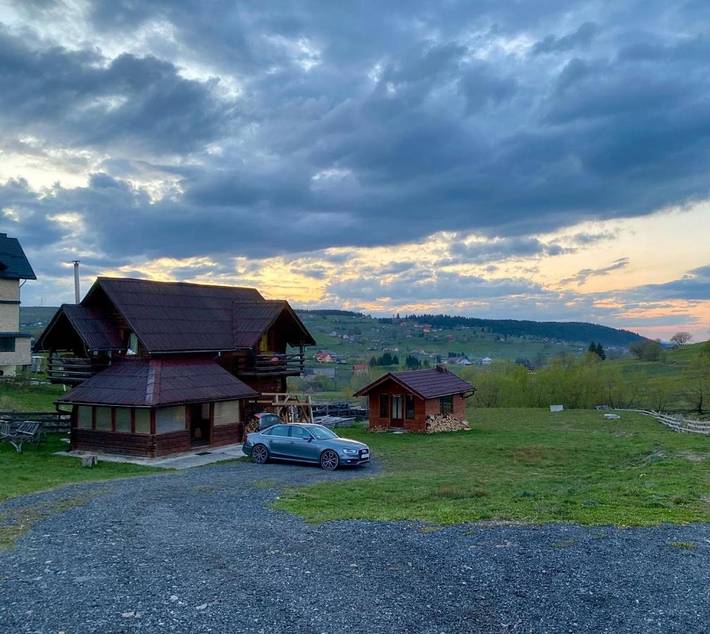 Gîte pour 12 personnes, avec vue et jardin dans Mărișel