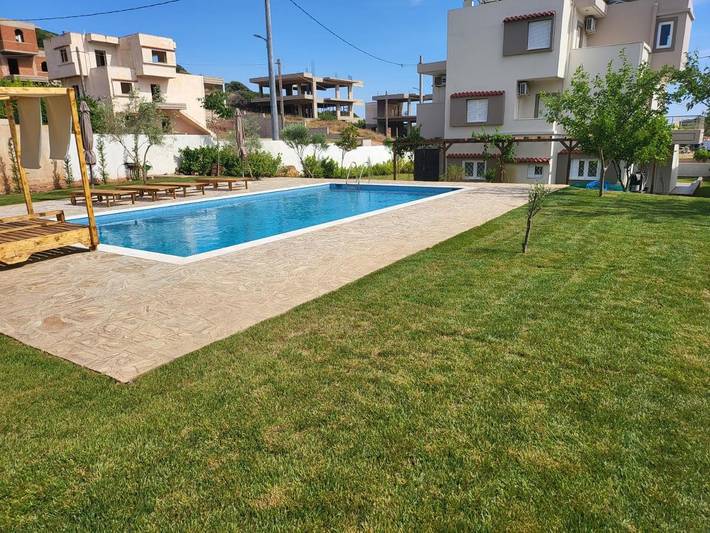 Gîte pour 8 personnes, avec Balcon et Terrasse ainsi que Jardin et Piscine dans Anavissos - 4