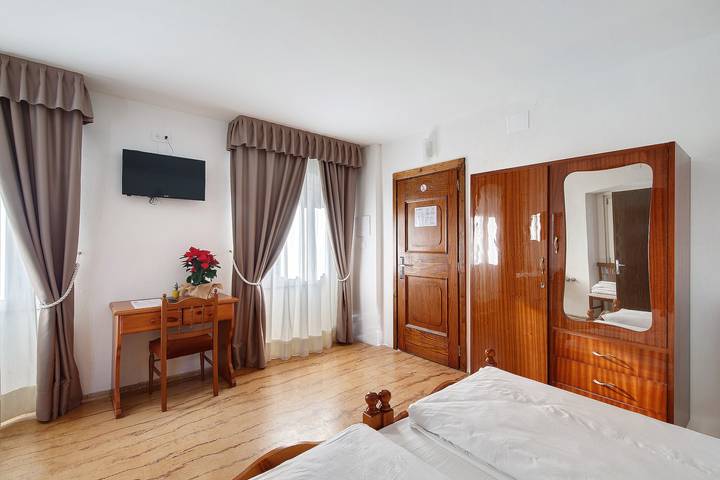 Albergo Trieste – Room '12' with Wi-Fi in Lorenzago di Cadore, Carnic Prealps