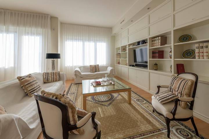 Ferienwohnung für 8 Personen, mit Balkon und Whirlpool sowie Terrasse und Ausblick in Pesaro