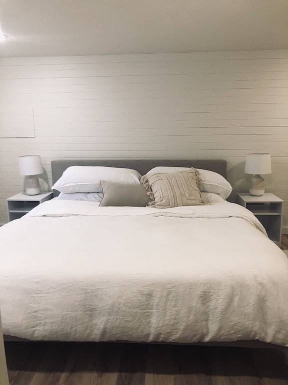 Bright Lakeside Retreat: King Bed & Willow Views in Nelson, Whitewater Ski Resort