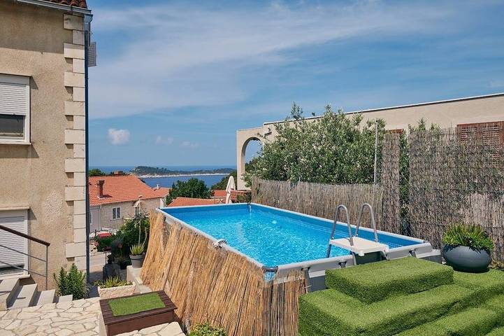 Villa for 8 people, with balcony and garden in Cavtat