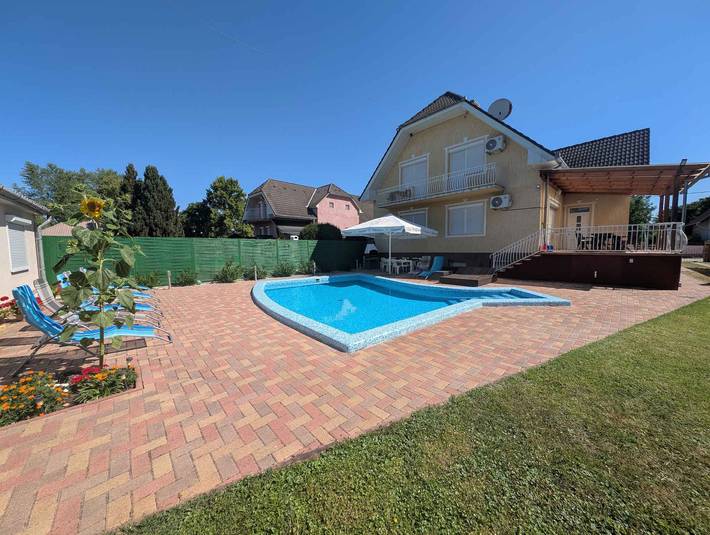 Ferienhaus für 14 Personen, mit Balkon und Garten in Siofok