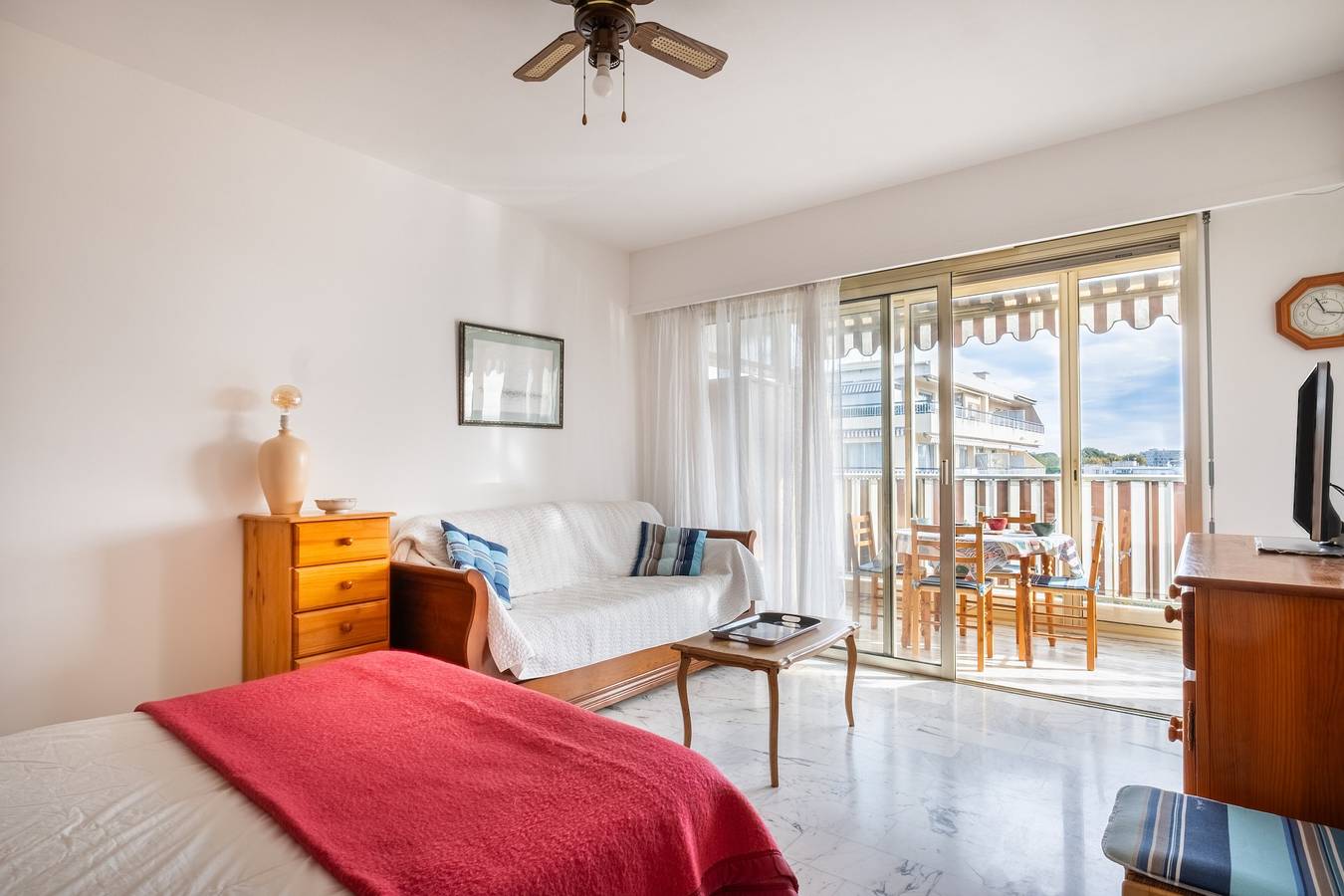 Estudio entero, Estudio «Brisa de Mar» con vistas al mar, terraza privada y Wi-Fi in Saint-Laurent-du-Var, Costa mediterránea (Francia)