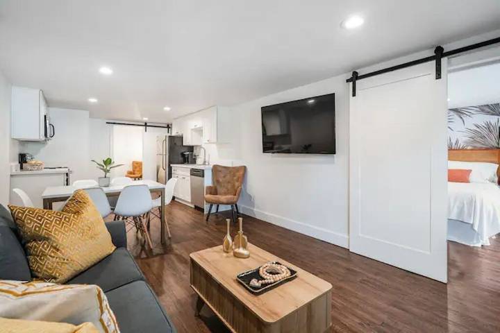 Vacation house for 6 people, with hot tub and balcony as well as yard in Seattle