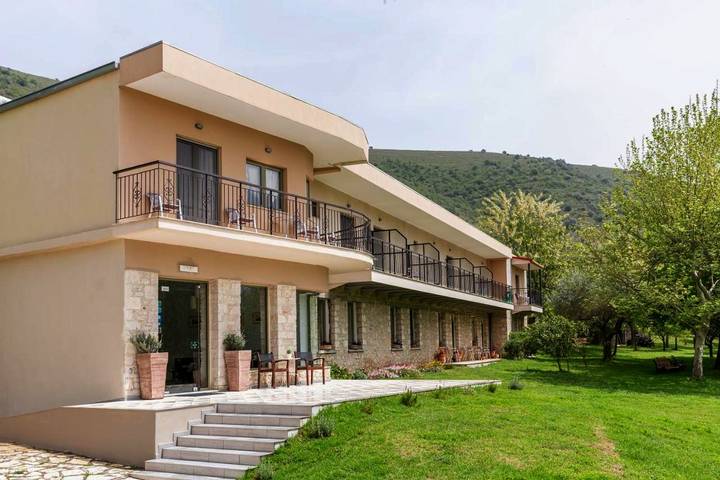 Hôtel pour 3 personnes, avec jardin et vue, animaux acceptés à Arta