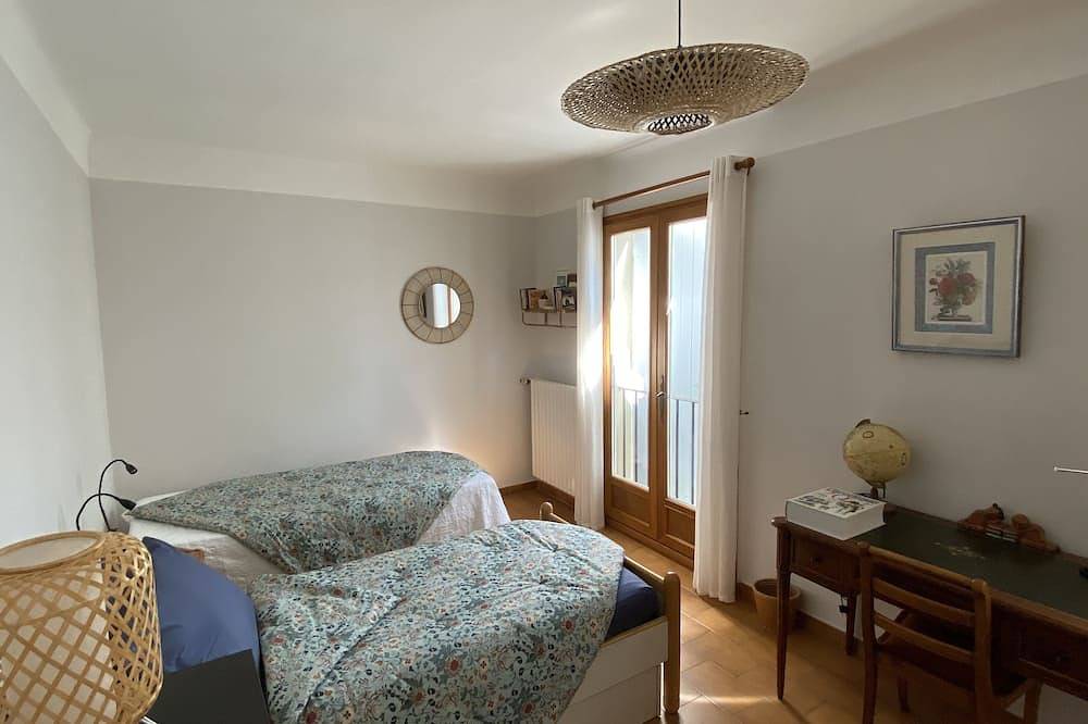 House with peaceful pool, south Luberon, between vineyards and olive trees in La Bastidonne, Parc naturel régional du Luberon