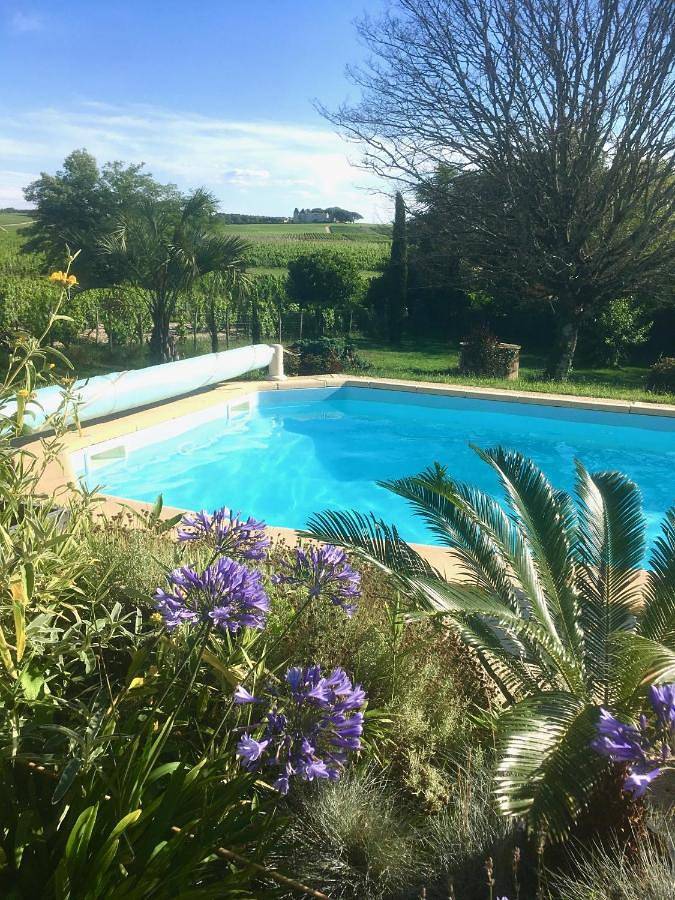 Location de vacances pour 8 personnes, avec Terrasse et Jardin ainsi que Piscine et Vue à Preignac
