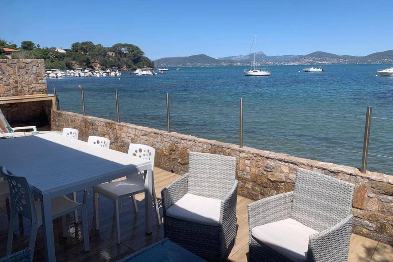 Villa exceptionelle les pieds dans l'eau in La Madrague, Hyeres